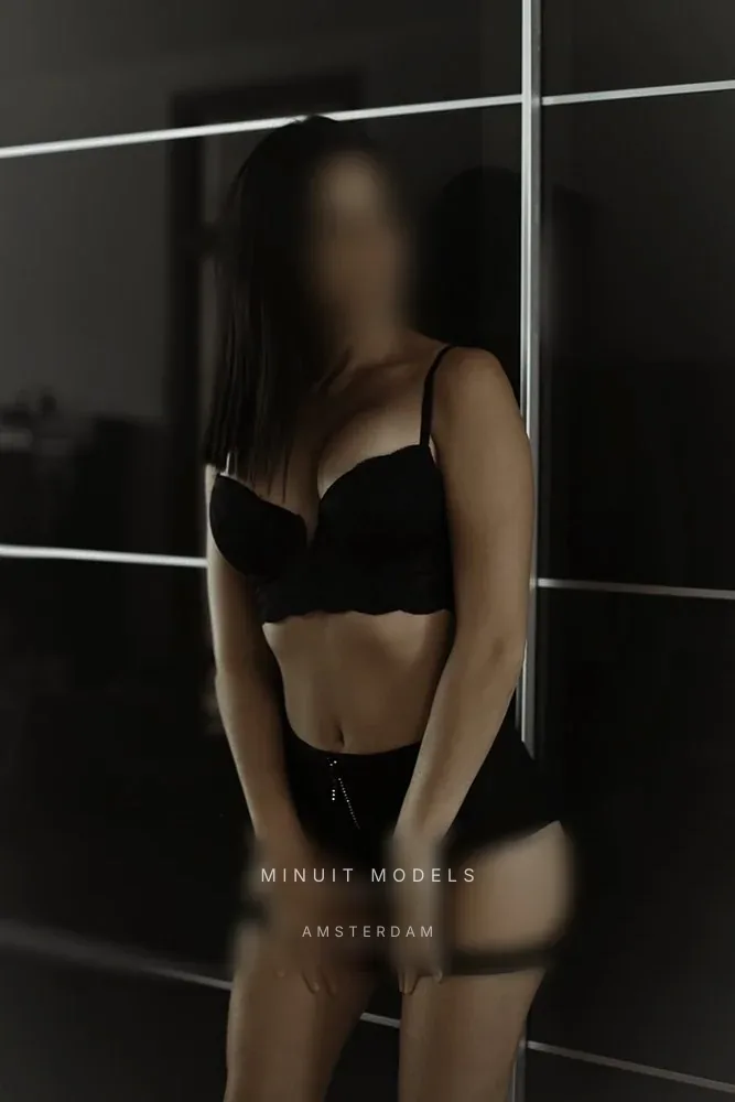 Aida, athletic brunette escort in Amsterdam, photo 4